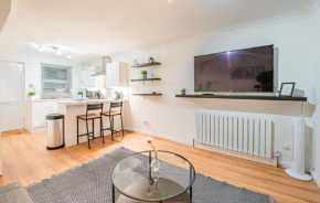 Bright Cosy Cottage with Parking and Outdoor Patio